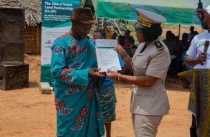 A community member receives a land use agreement in Côte d’Ivoire’s Cavally region.