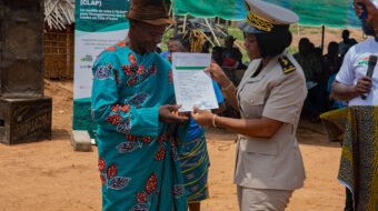 A community member receives a land use agreement in Côte d’Ivoire’s Cavally region.