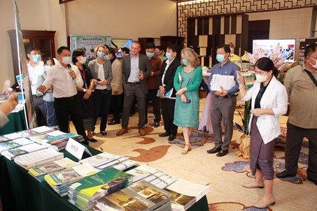 Participants view an exhibition at the 2022 responsible investment dialogue in Laos